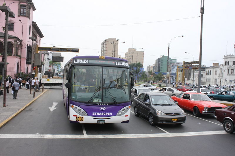La Avenida 28 de Julio es una de las principales arterias de la capital, cruza, entre otras, con la Avenida Arequipa.