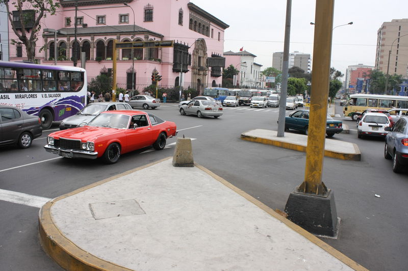 La Avenida 28 de Julio es una de las principales arterias de la capital, cruza, entre otras, con la Avenida Arequipa.