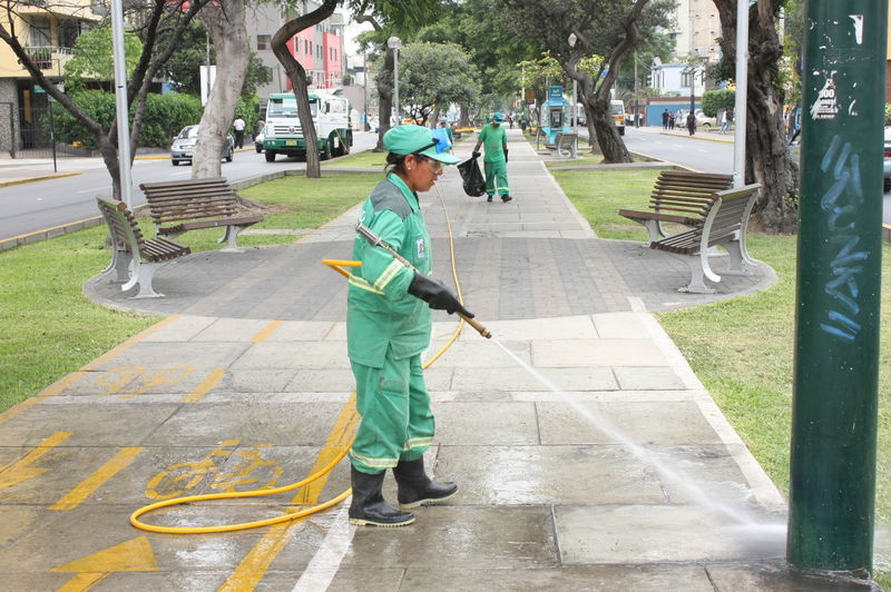 El servicio de limpieza pública en las calles de la avenida Arequipa es cada día más intenso.