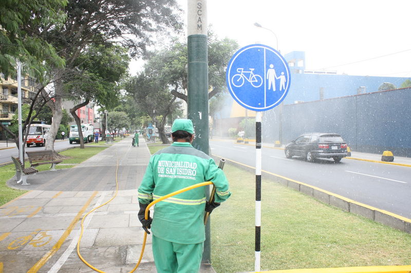 El servicio de limpieza pública en las calles de la avenida Arequipa es cada día más intenso.