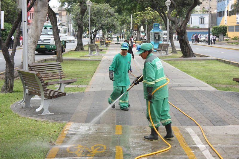 El servicio de limpieza pública en las calles de la avenida Arequipa es cada día más intenso.