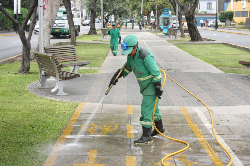 El servicio de limpieza pública en las calles de la avenida Arequipa es cada día más intenso.