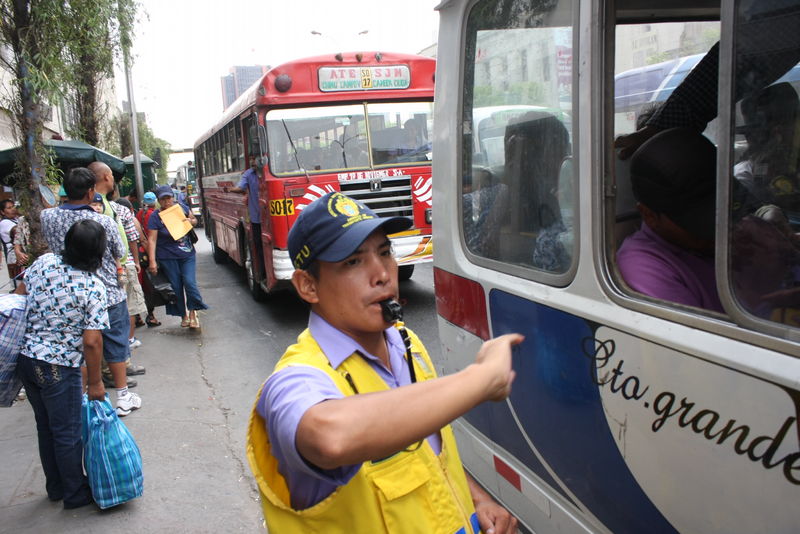 La municipalidad de Lima cuenta con 46 inspectores a lo largo de la Avenida Abancay para que brinden información sobre los tres paraderos autorizados.