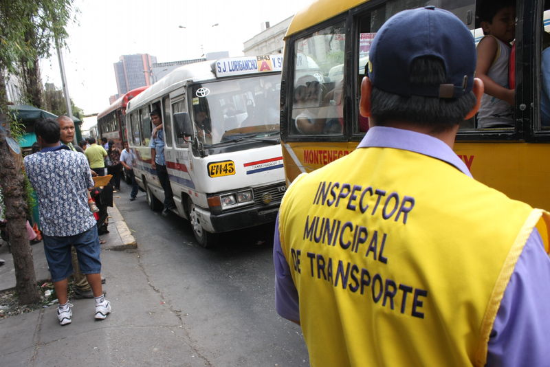 La municipalidad de Lima cuenta con 46 inspectores a lo largo de la Avenida Abancay para que brinden información sobre los tres paraderos autorizados.