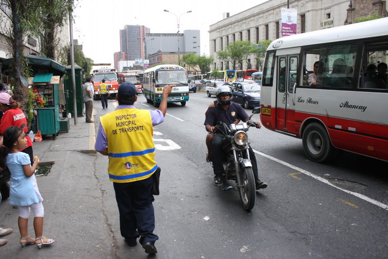 La municipalidad de Lima cuenta con 46 inspectores a lo largo de la Avenida Abancay para que brinden información sobre los tres paraderos autorizados.