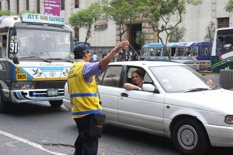 La municipalidad de Lima cuenta con 46 inspectores a lo largo de la Avenida Abancay para que brinden información sobre los tres paraderos autorizados.