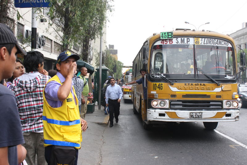 La municipalidad de Lima cuenta con 46 inspectores a lo largo de la Avenida Abancay para que brinden información sobre los tres paraderos autorizados.