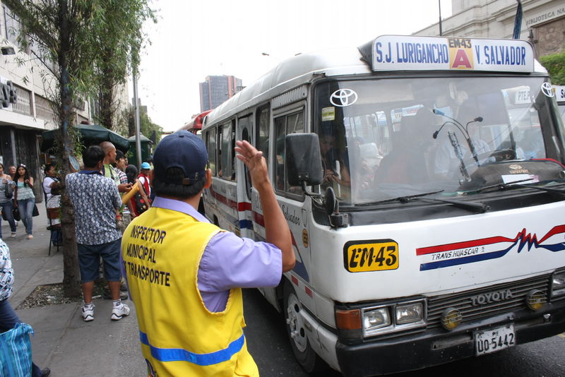 La municipalidad de Lima cuenta con 46 inspectores a lo largo de la Avenida Abancay para que brinden información sobre los tres paraderos autorizados.