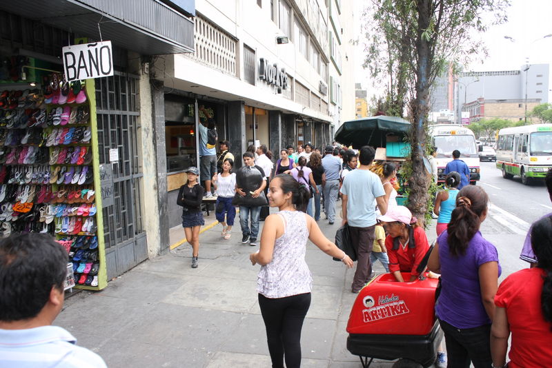 La avenida abancay luce renovada gracias a los tres paraderos oficiales ubicados estratégicamente para evitar el caos vehicular.