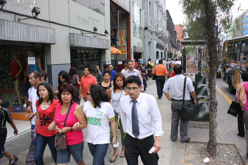 La avenida abancay luce renovada gracias a los tres paraderos oficiales ubicados estratégicamente para evitar el caos vehicular.