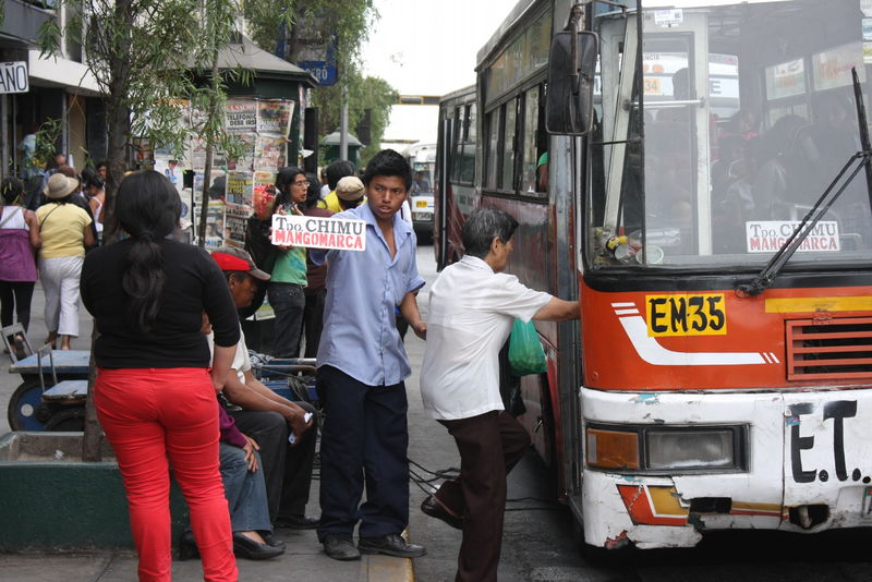 La avenida abancay luce renovada gracias a los tres paraderos oficiales ubicados estratégicamente para evitar el caos vehicular.