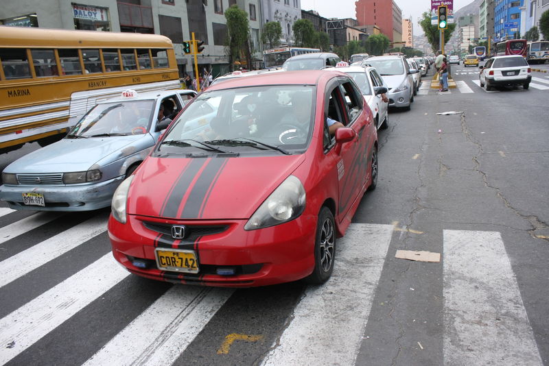 La avenida abancay luce renovada gracias a los tres paraderos oficiales ubicados estratégicamente para evitar el caos vehicular.