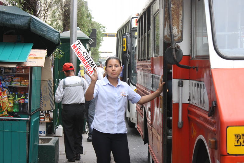 La avenida abancay luce renovada gracias a los tres paraderos oficiales ubicados estratégicamente para evitar el caos vehicular.