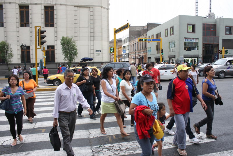 La avenida abancay luce renovada gracias a los tres paraderos oficiales ubicados estratégicamente para evitar el caos vehicular.