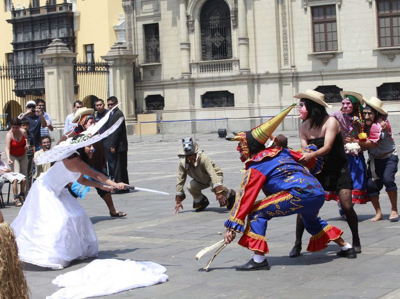 Lanzamiento del Carnaval de Rioja, en Palacio de Gobierno. Danza representa el día del Corpus Christi, donde se refleja la lucha entre el Bien y el Mal