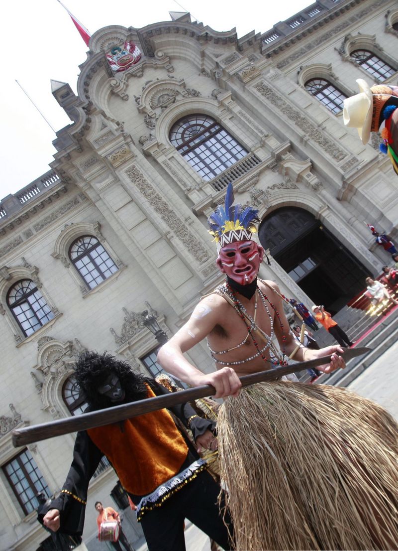 Lanzamiento del Carnaval de Rioja, en Palacio de Gobierno. Danza representa el día del Corpus Christi, donde se refleja la lucha entre el Bien y el Mal