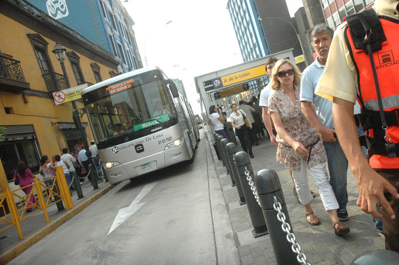 El Metropolitano es un sistema de transporte que funcionará con una base de buses rápidos de alta capacidad a gas natural.