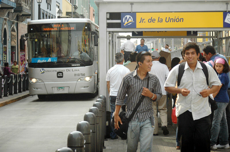 El Metropolitano es un sistema de transporte que funcionará con una base de buses rápidos de alta capacidad a gas natural.