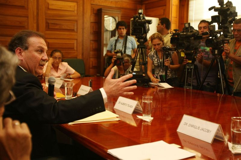 Conferencia del Ministro de Salud Alberto Tejada en la sede ministerial.