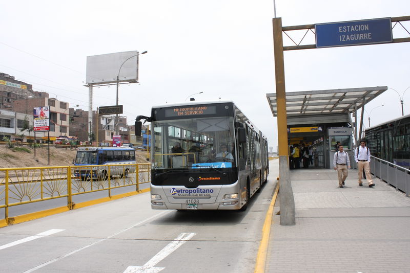 Imágenes del Metropolitano a la altura de un tramo de la avenida Carlos Izaguirre, en Comas.