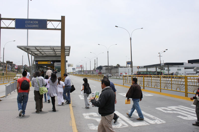 Imágenes del Metropolitano a la altura de un tramo de la avenida Carlos Izaguirre, en Comas.