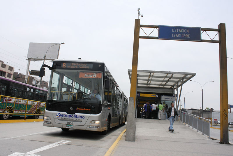 Imágenes del Metropolitano a la altura de un tramo de la avenida Carlos Izaguirre, en Comas.