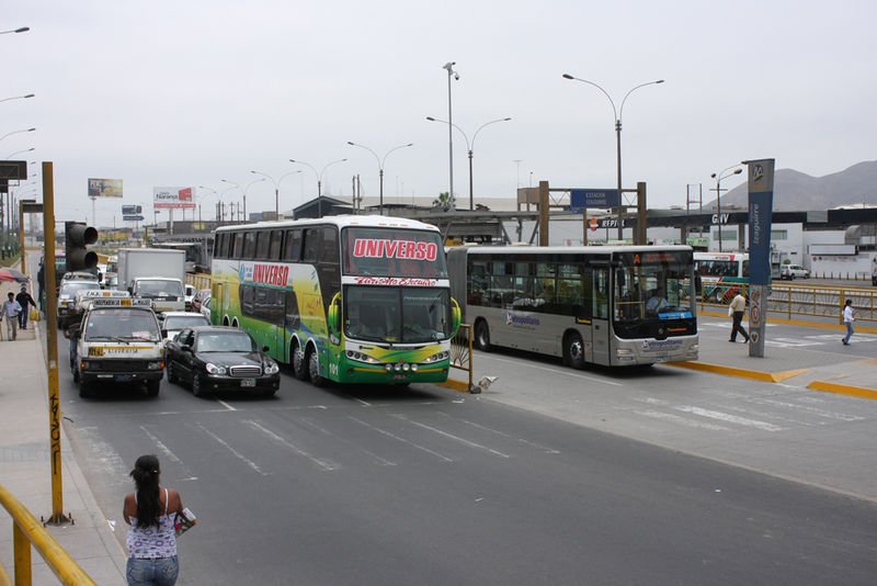 Imágenes del Metropolitano a la altura de un tramo de la avenida Carlos Izaguirre, en Comas.