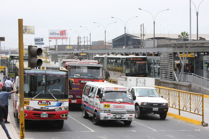 Imágenes del Metropolitano a la altura de un tramo de la avenida Carlos Izaguirre, en Comas.