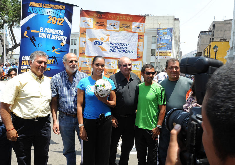 Presidente del Congreso, Daniel Abugattás Majluf, inauguró esta mañana el 'Campeonato Interbarrios 2012', en el que se jugará fulbito y voleibol.