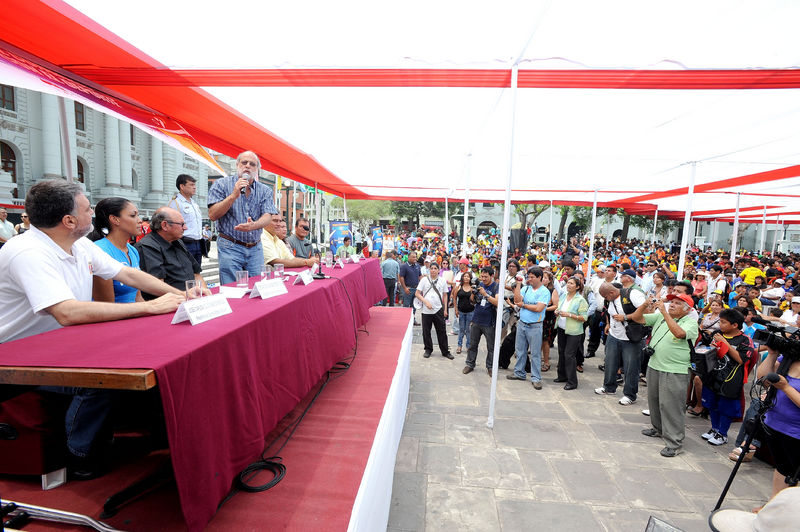 Presidente del Congreso, Daniel Abugattás Majluf, inauguró esta mañana el 'Campeonato Interbarrios 2012', en el que se jugará fulbito y voleibol.