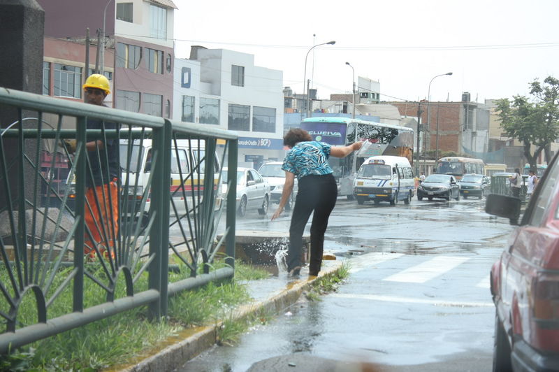 Un gran aniego se produjo esta mañana en el cruce de las avenidas Canadá y Rosa Toro.