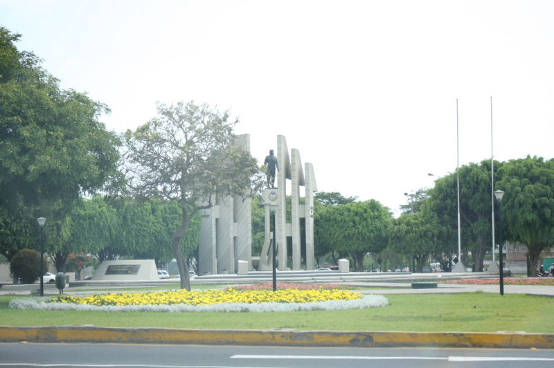 El Ovalo Quiñones se encuentra al inicio de la Av. Circunvalación y lleva el nombre del héroe de la aviación peruana Capitán FAP José Abelardo Quiñones.