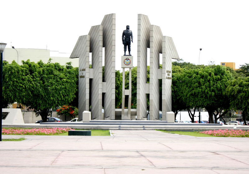 El Ovalo Quiñones se encuentra al inicio de la Av. Circunvalación y lleva el nombre del héroe de la aviación peruana Capitán FAP José Abelardo Quiñones.