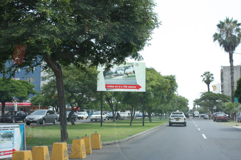 El Ovalo Quiñones se encuentra al inicio de la Av. Circunvalación y lleva el nombre del héroe de la aviación peruana Capitán FAP José Abelardo Quiñones.