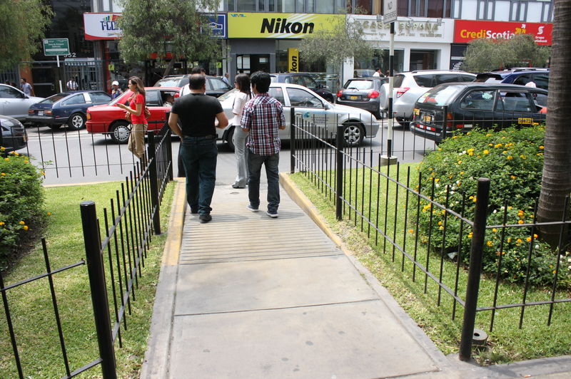Remodelación de la  Avenida Las Begonias, en el distrito de San Isidro, Lima.