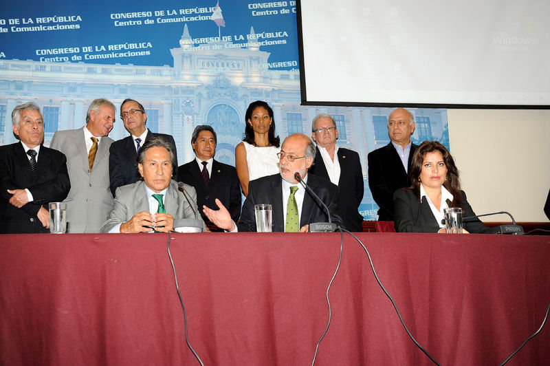 Daniel Abugattás,acompañado de Alejandro Toledo, plantea instituir al 3 de abril como 'Día Nacional Contra el Terrorismo'.