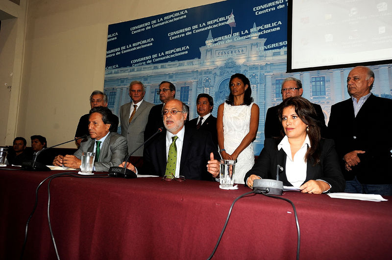 Daniel Abugattás,acompañado de Alejandro Toledo, plantea instituir al 3 de abril como 'Día Nacional Contra el Terrorismo'.