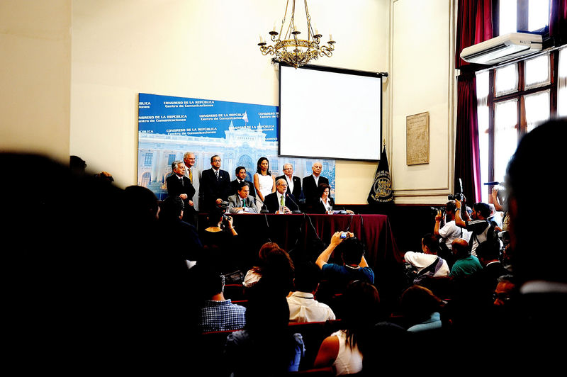 Daniel Abugattás,acompañado de Alejandro Toledo, plantea instituir al 3 de abril como 'Día Nacional Contra el Terrorismo'.