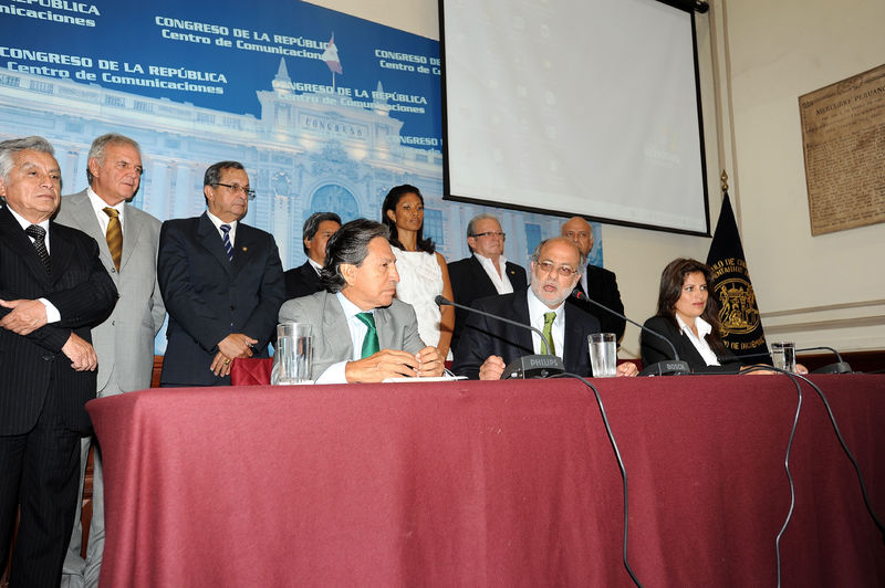 Daniel Abugattás,acompañado de Alejandro Toledo, plantea instituir al 3 de abril como 'Día Nacional Contra el Terrorismo'.