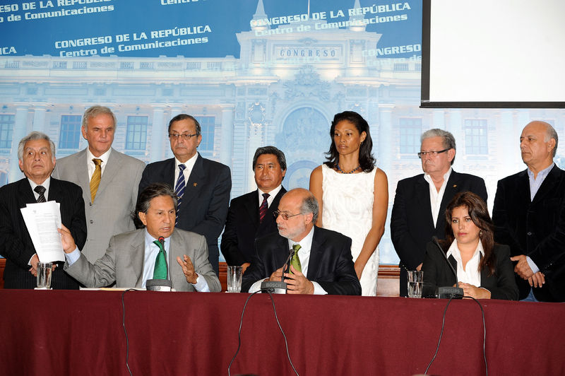 Daniel Abugattás,acompañado de Alejandro Toledo, plantea instituir al 3 de abril como 'Día Nacional Contra el Terrorismo'.