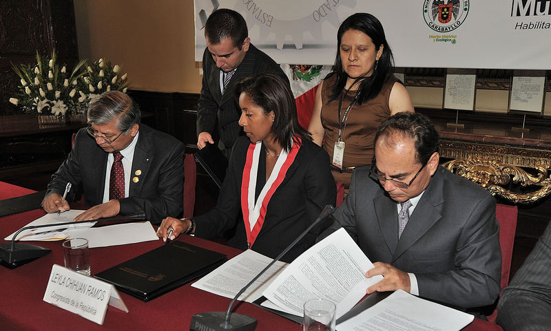 Congresista Leyla Chihuán firma convenio, con la Municipalidad de Carabayllo y la empresa privada, que busca erradicar y ayudar a los sectores más vulnerables de la zona.