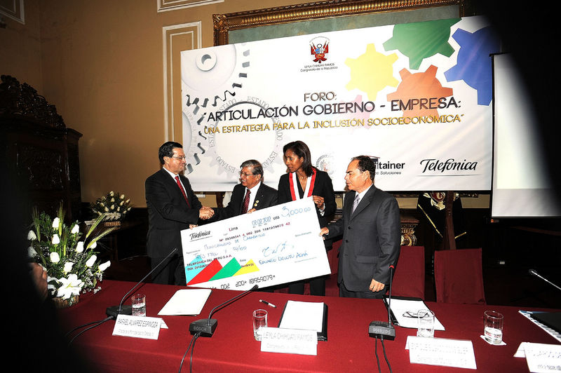 Congresista Leyla Chihuán firma convenio, con la Municipalidad de Carabayllo y la empresa privada, que busca erradicar y ayudar a los sectores más vulnerables de la zona.