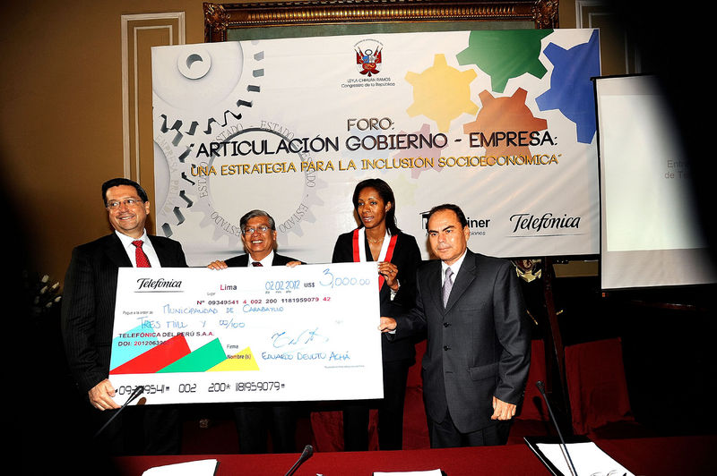 Congresista Leyla Chihuán firma convenio, con la Municipalidad de Carabayllo y la empresa privada, que busca erradicar y ayudar a los sectores más vulnerables de la zona.