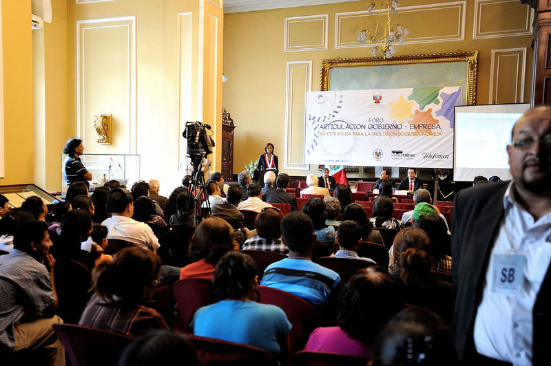 Congresista Leyla Chihuán firma convenio, con la Municipalidad de Carabayllo y la empresa privada, que busca erradicar y ayudar a los sectores más vulnerables de la zona.