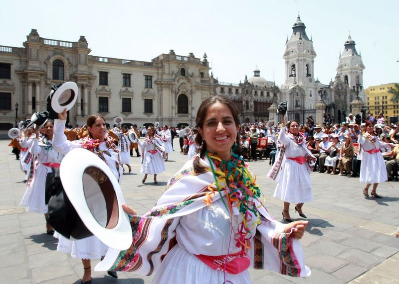El Carnaval Internacional de Tacna dio inicio desde Palacio de Gobierno.