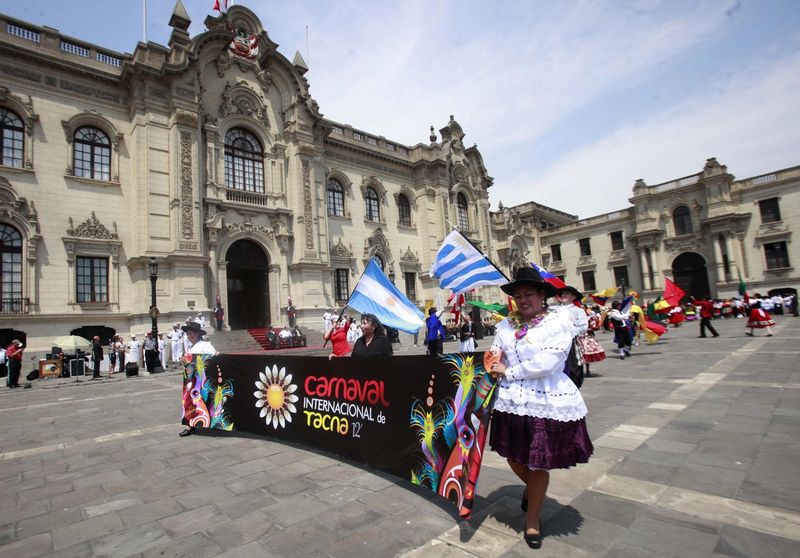 El Carnaval Internacional de Tacna dio inicio desde Palacio de Gobierno.