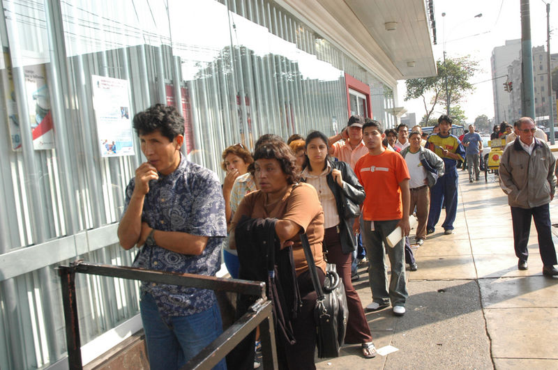 Cientos de limeños buscan un empleo digno que les de la ansiada estabilidad laboral y una buena calidad de vida.