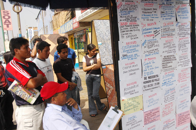 Cientos de limeños buscan un empleo digno que les de la ansiada estabilidad laboral y una buena calidad de vida.