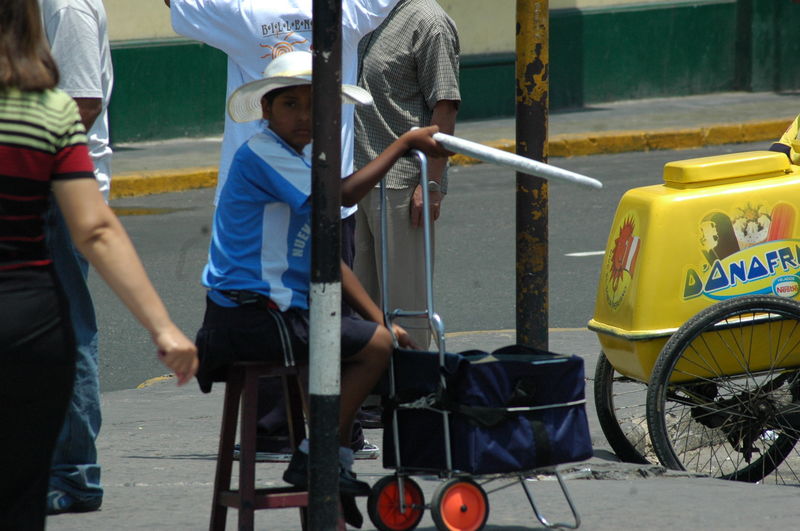 Vendedores ambulantes aún invaden las calles del centro de Lima los fines de semana a pesar de los operativos municipales.