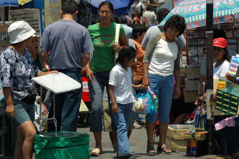 Vendedores ambulantes aún invaden las calles del centro de Lima los fines de semana a pesar de los operativos municipales.